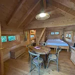 Les Cabanes Dans Les Bois Hotel