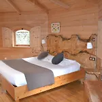 Les Cabanes Dans Les Bois Hotel 3*