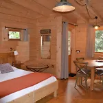 Hotel Les Cabanes Dans Les Bois